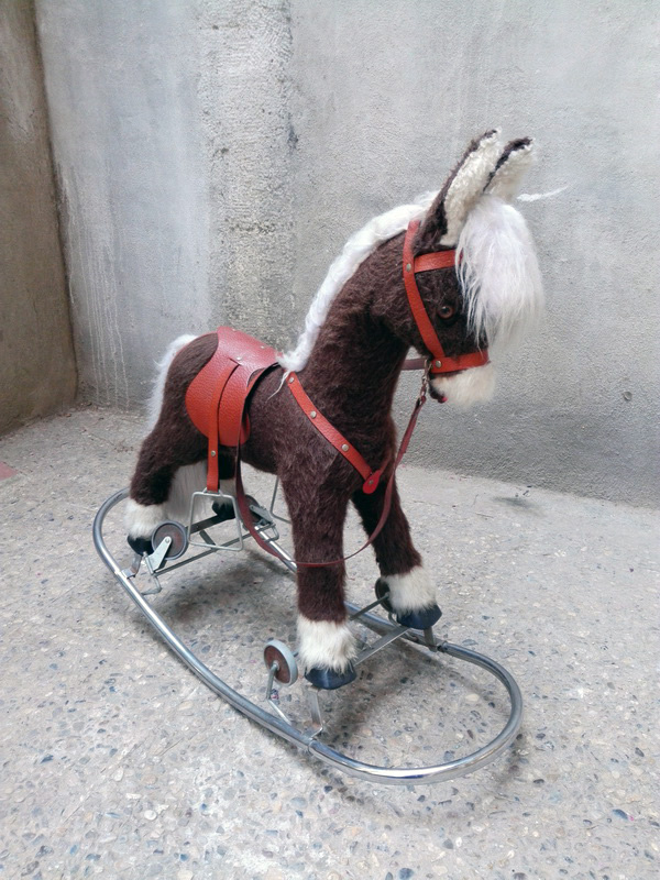 caballo balancin 4ruedas plegables metal peluche 91x94x33 (24eu.) 1u